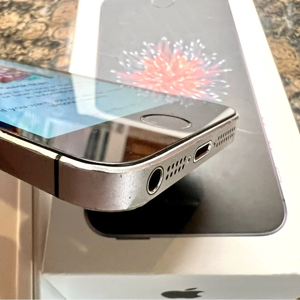 👑✅PRICE FIRM✅Apple iPhone SE - Black and Silver 64gb Unlocked